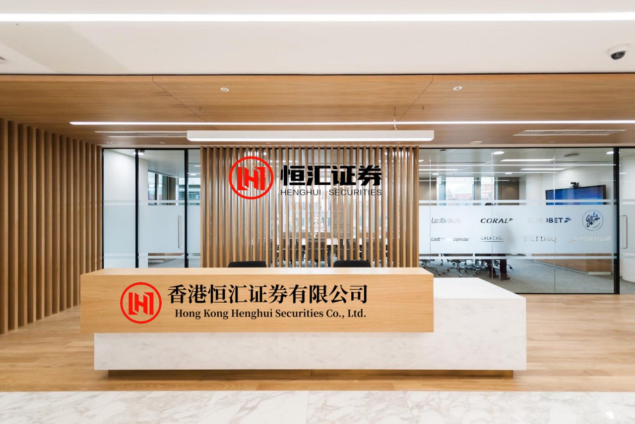 尚求100 郑秀晶真是行走的“老钱风”，4套针织背心搭配裤装，时髦又高级